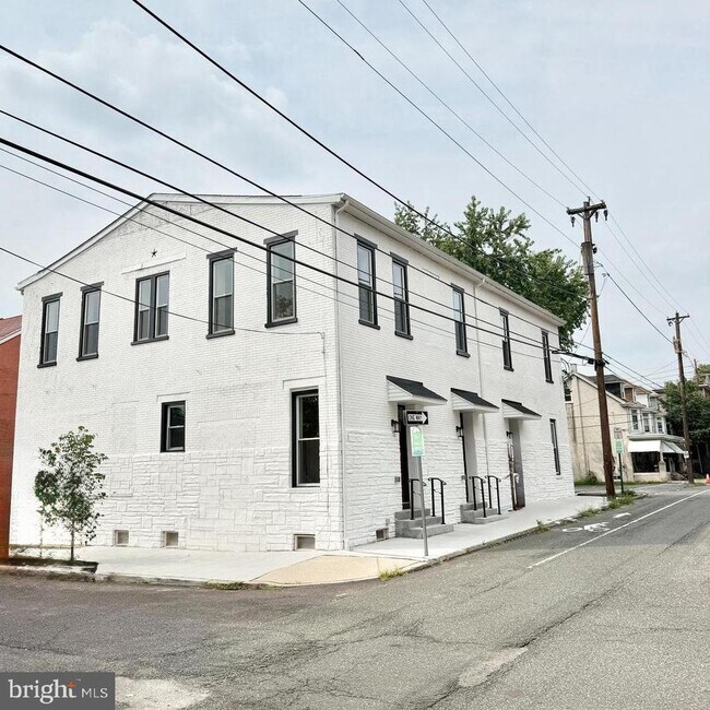 Building Photo - 151 N York St