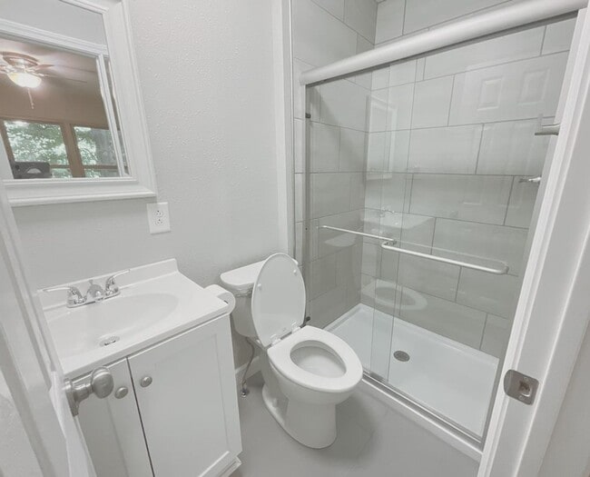 Building Photo - Leasing