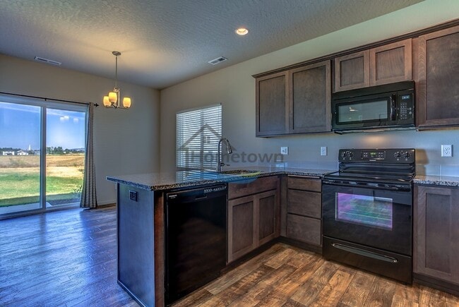 Building Photo - Beautiful 3 bed 2.5 bath Home in Post Falls