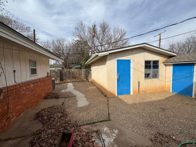 Building Photo - MOVE IN SPECIAL!! Central Lubbock-Beautifu...