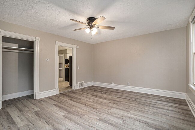 Building Photo - $950 2 Bedroom 1 bathroom apartment Fully ...