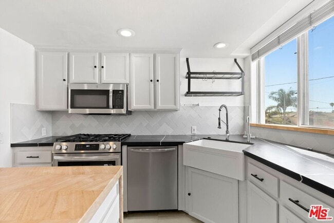 Building Photo - 3854 Beethoven St