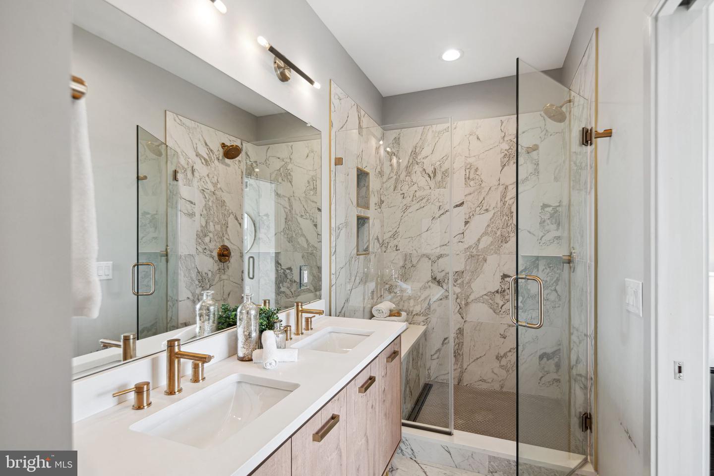 Building Photo - 670 N 13th St