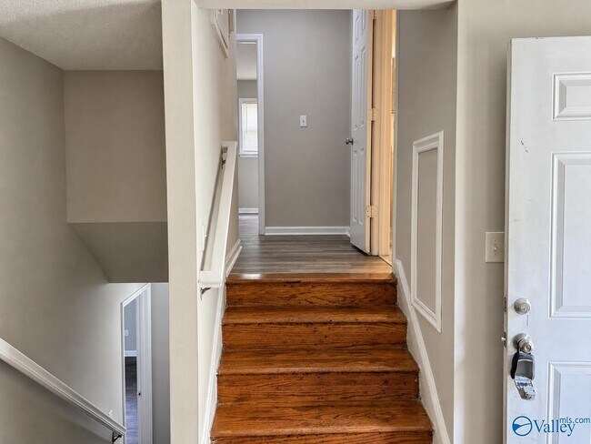 Building Photo - 2607 Bonnieview Dr NW