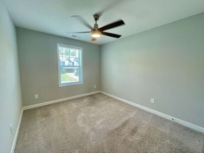 Building Photo - Spacious 4 Bedroom, 2 And A Half Bath Nest...
