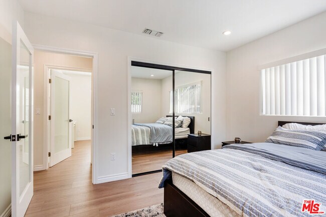 Building Photo - 1419 N Orange Dr