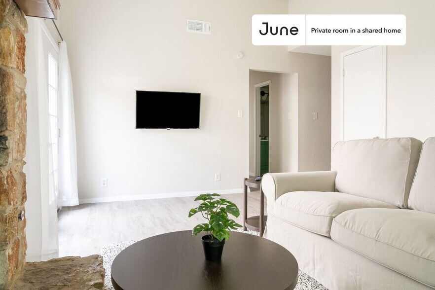 Building Photo - Room in Shared 3 bed/2 bath home