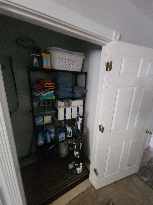 Building Photo - *utilities included* 3 bed 2 bath house in...
