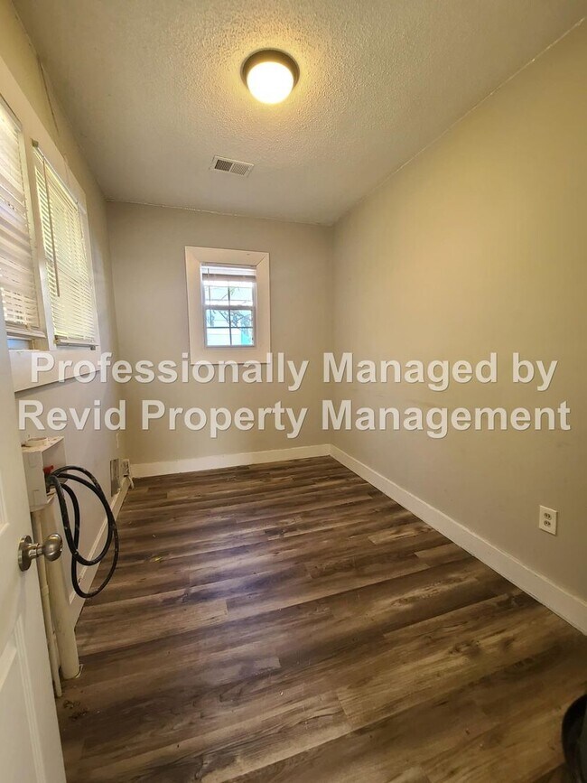 Building Photo - SECTION 8 ACCEPTED