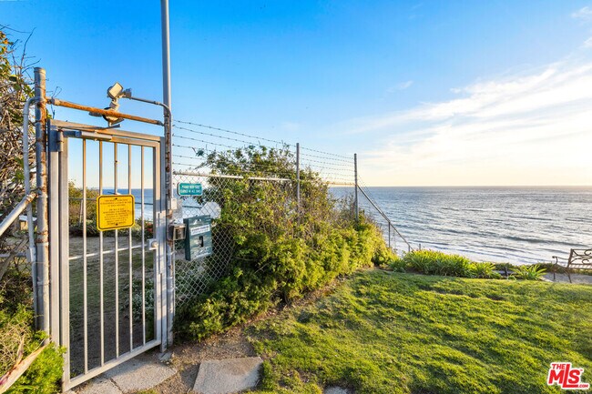Building Photo - 6801 Seawatch Ln