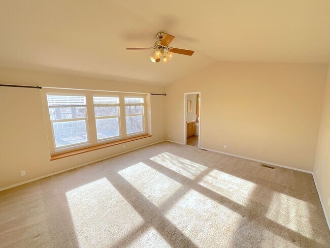 Building Photo - 5 Bedroom Home Available Near Rangewood Dr & Vickers Dr!