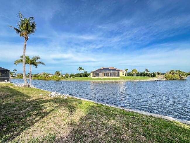 Building Photo - Cape Coral Pool Home with Canal!