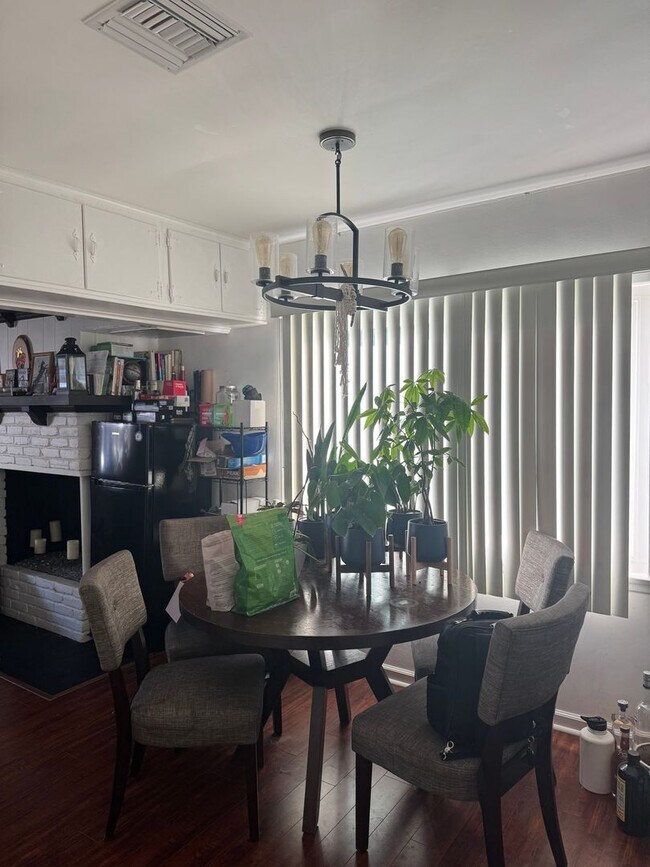 Building Photo - Spacious 3BR House in Woodland Hills