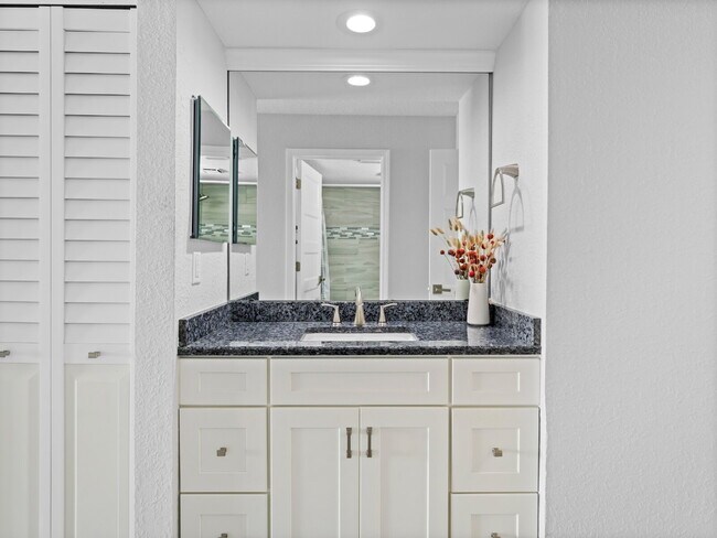 Building Photo - Four Seasons River Front Condo