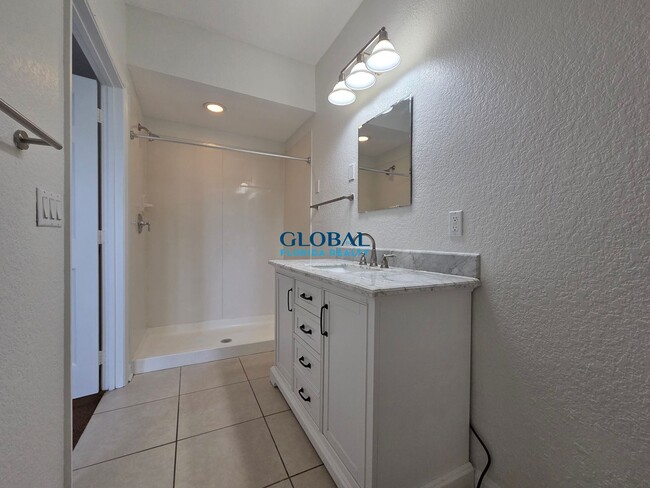 Building Photo - 3Bdrm Townhome -- Gated Community of Vista...