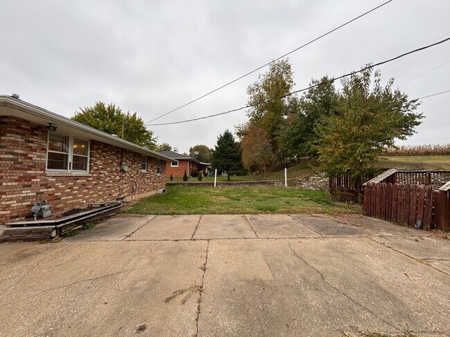 Building Photo - 1951 Elmwood Dr E