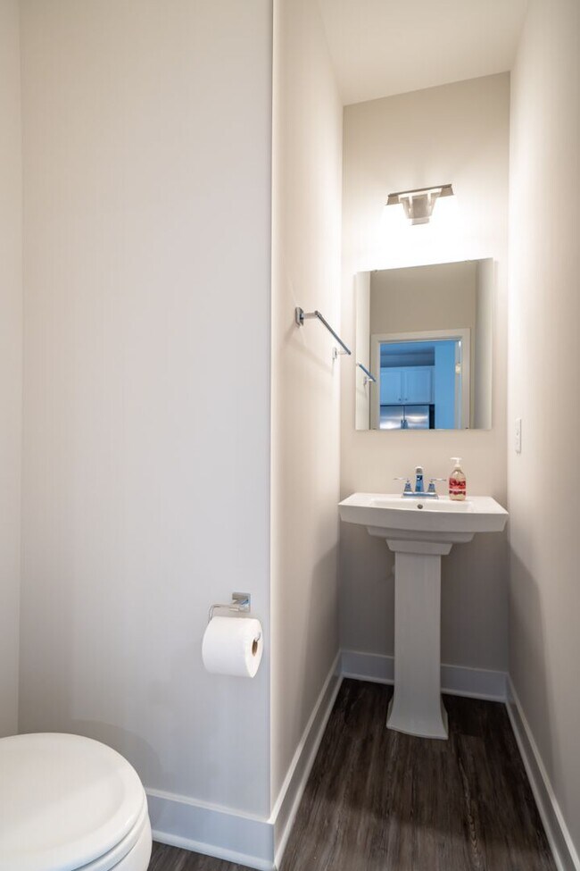 Building Photo - Townhome on the Chapel Hill/Durham line- Available August 7th