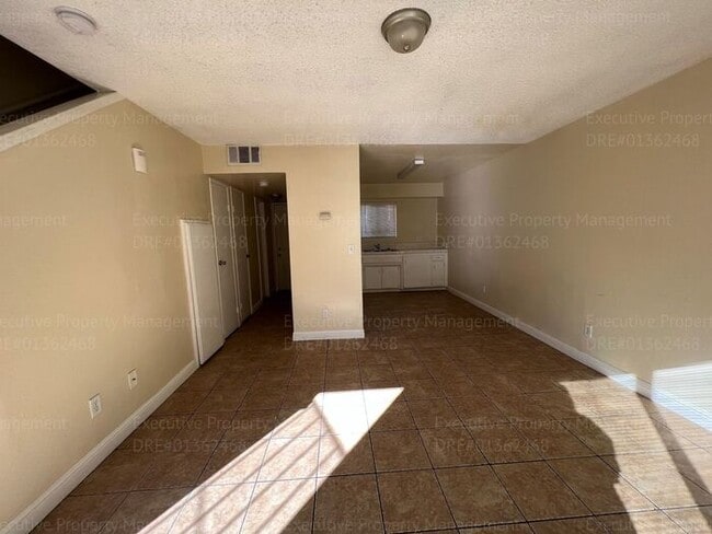 Building Photo - 2 bedroom, 1.5 bathroom townhouse.