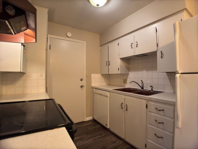 Building Photo - 2 Bedroom, 2 Bath Upper Level Remodeled Ap...