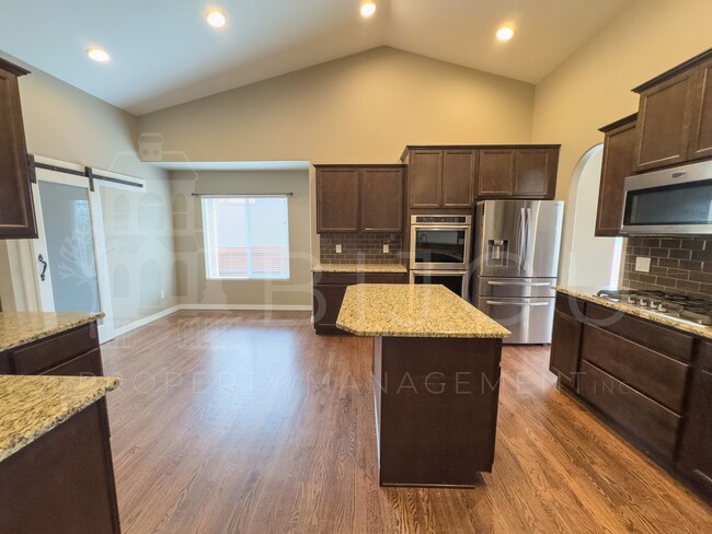 Building Photo - Large Well-Maintained Peyton Home