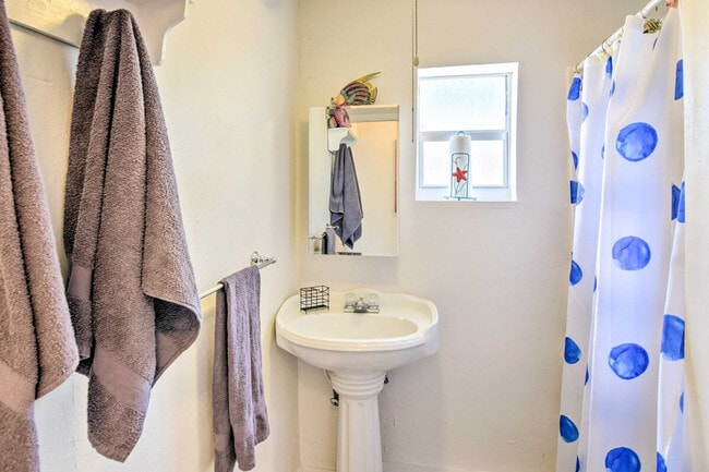 Building Photo - 134 1st Ct