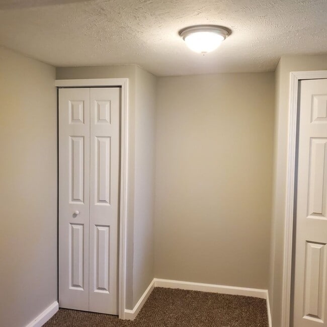 Building Photo - 6 Bdrm House For Rent