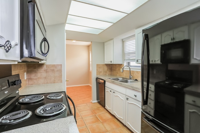 Building Photo - 2614 Chevy Chase Dr