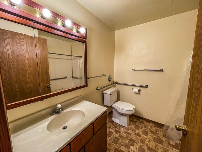 Building Photo - 2 Bed Apartment at the Driftless Apartment...