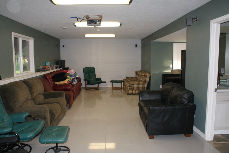 Building Photo - 11933 Maplegrove Dr