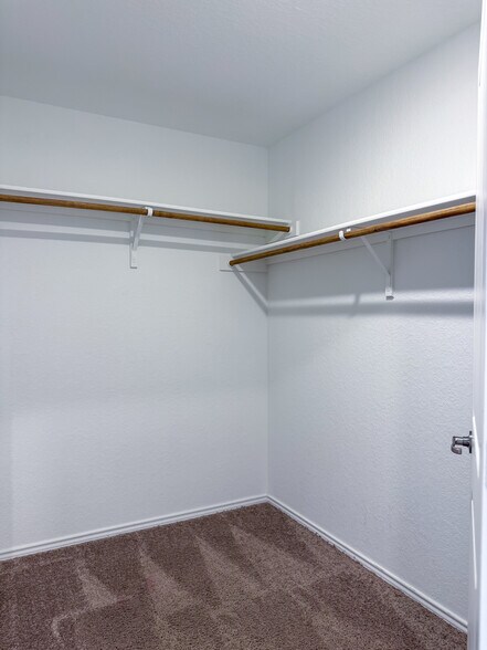 Building Photo - 1427 Laima Curv