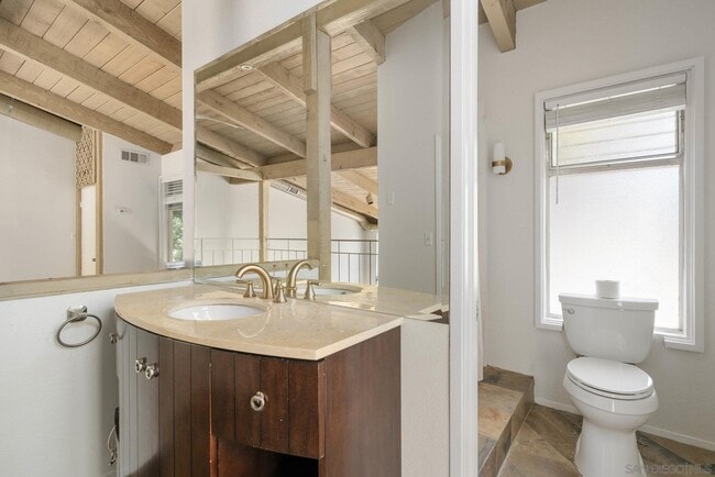 Building Photo - 2544 Navarra Dr