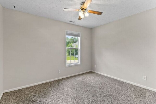 Building Photo - 3 Bedroom/2.5 Bath Home