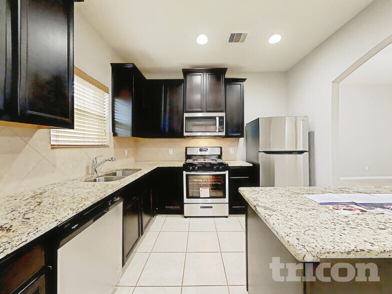 Building Photo - 7611 Daisy Port Ln