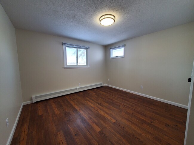Building Photo - 2861 Longfellow Rd N
