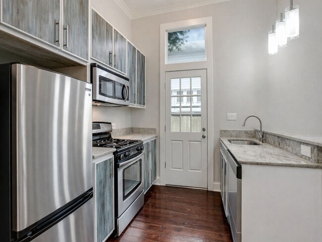 Building Photo - Fabulous 1BR 1BA Bungalow w/ Full Appliance Suite + In-Unit Laundry in New Orleans