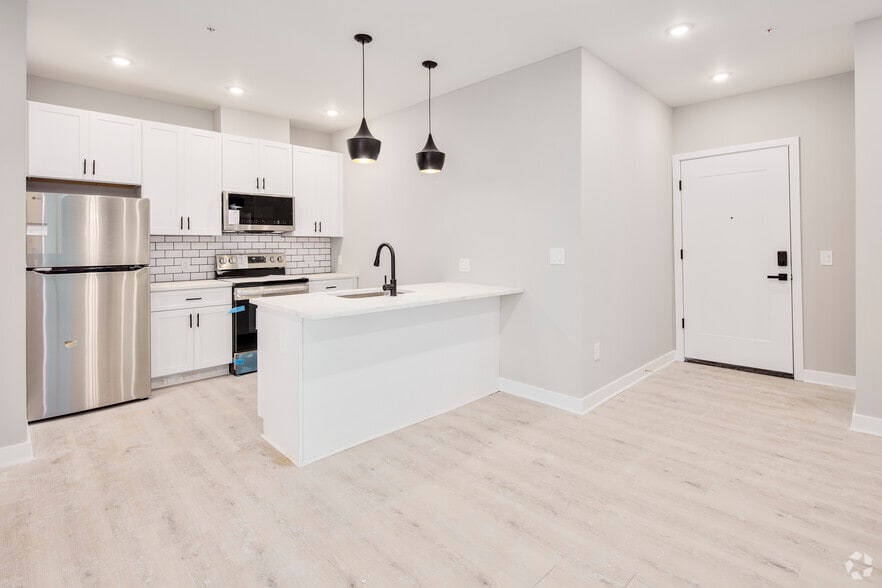 2BR, 2BA - 850SF - Kitchen / Dining Room - 313 Kennedy St NW