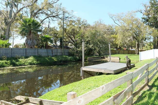 Building Photo - Bring your boat! Spacious 4bd Waterfront H...