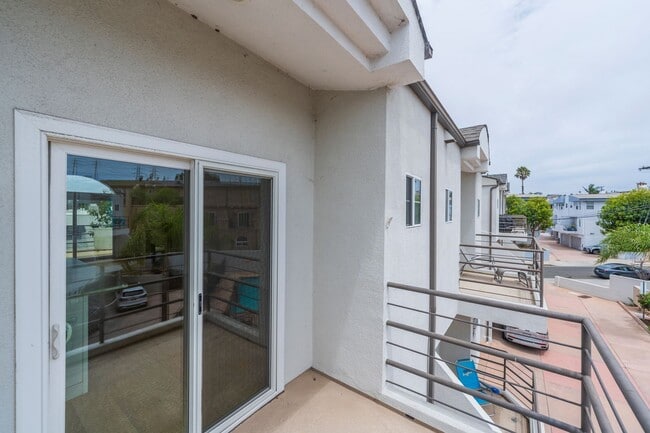 Building Photo - Beautiful Hermosa Beach Townhome Rental!