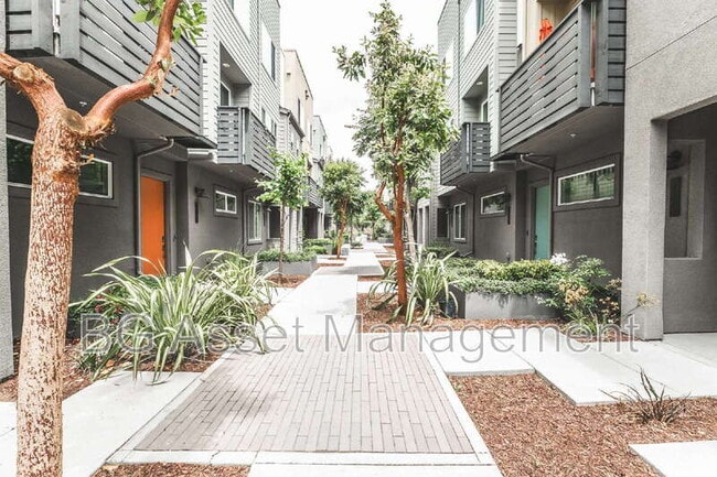 Building Photo - 180 Uptown Cir
