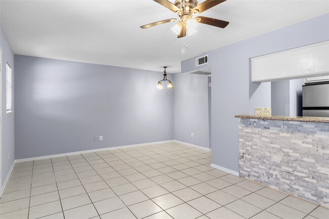 Building Photo - 1016 E Tri Oaks Ln