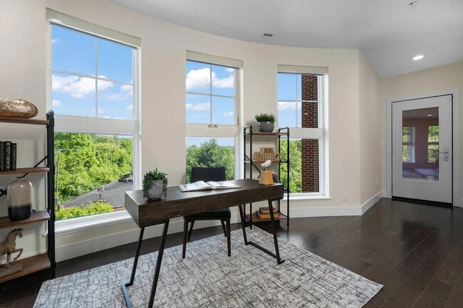 Building Photo - 218 W Kingsley St