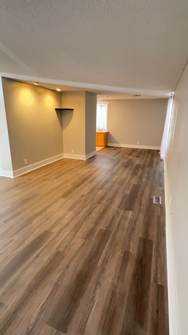 Building Photo - COTTONWOOD HEIGHTS 4 bed 3 bath family home