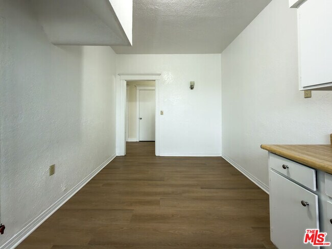 Building Photo - 4367 S Van Ness Ave