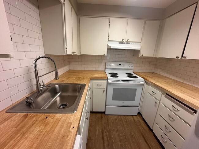 Building Photo - 912-916 NE Hacienda Ct