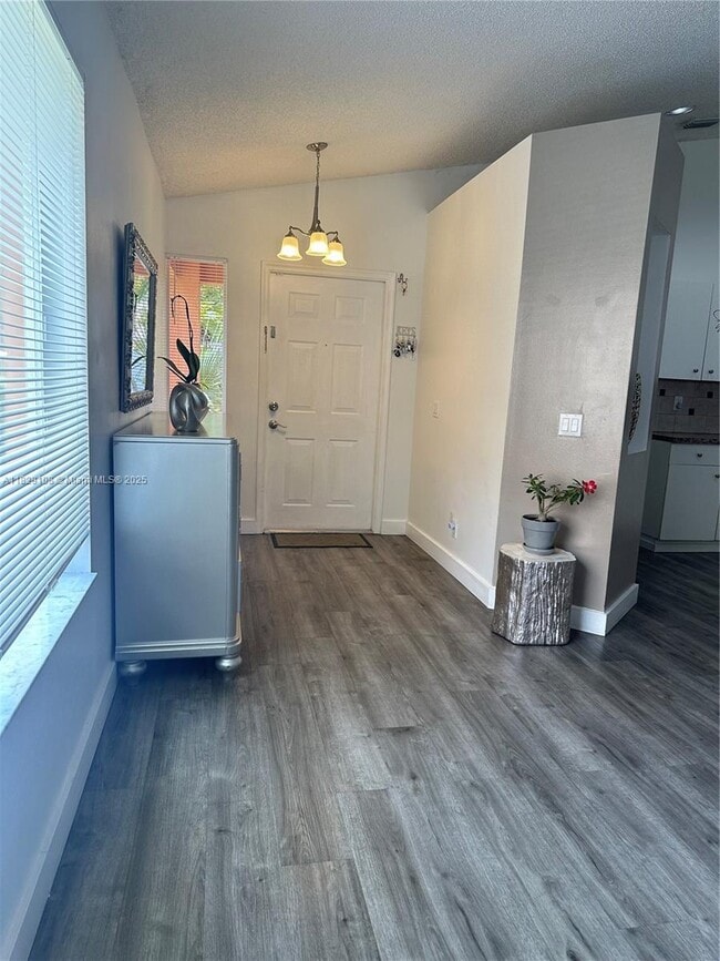 Building Photo - 4025 Pine Ridge Ln