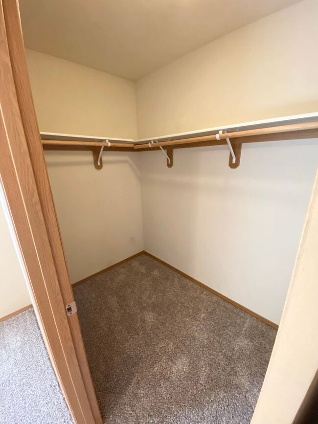 Building Photo - 4 Bed, 2 Bath Home!