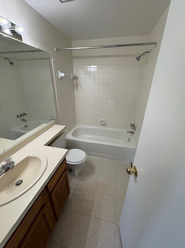 Building Photo - SPACIOUS CONDO IN FARMINGDALE