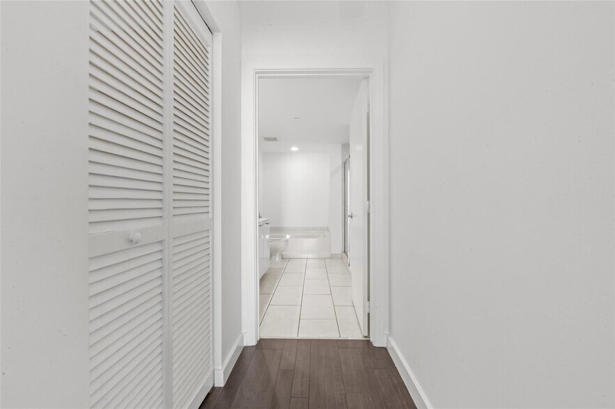 Building Photo - 951 Brickell Ave