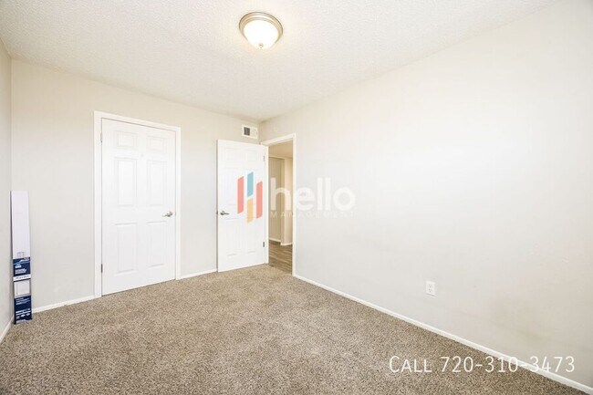 Building Photo - 984 E Saxony Dr
