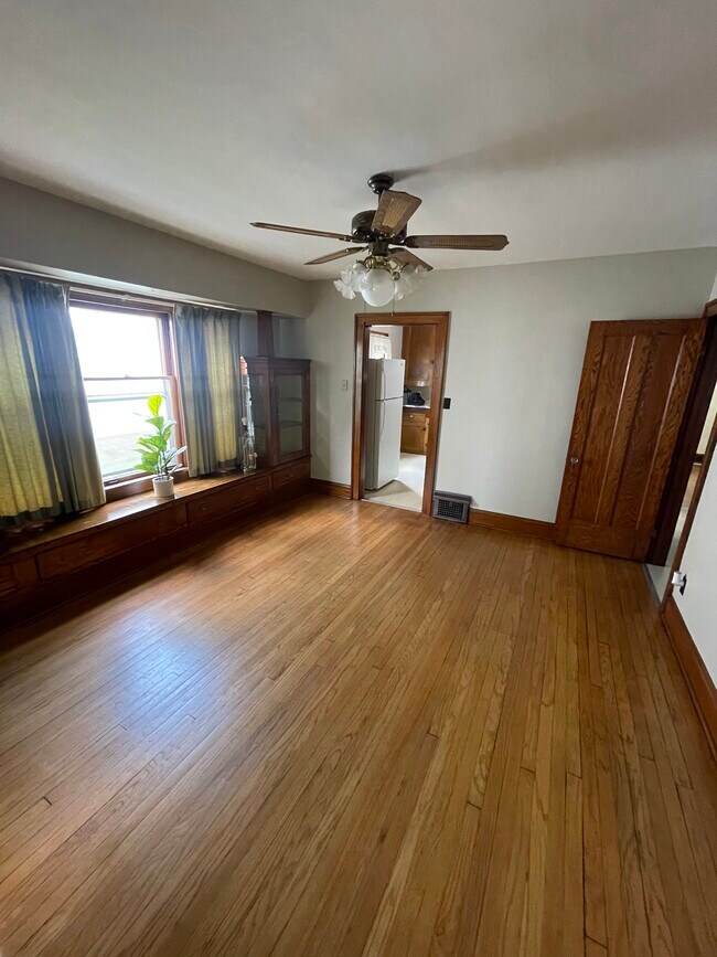 Building Photo - 3850 W 157th St